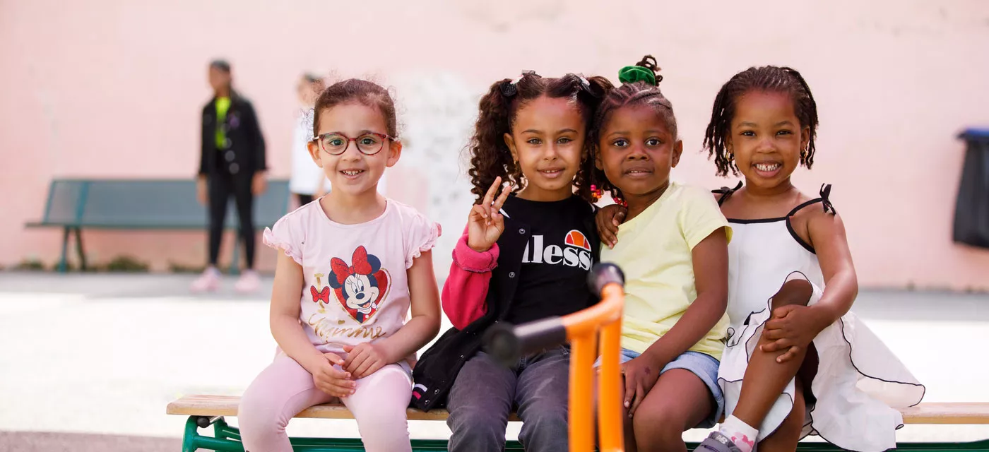 4 petites filles assises sur un banc
