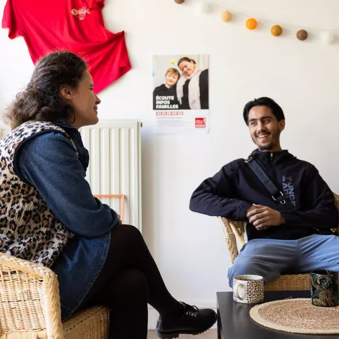 La Touline Val d'Oise - Hermine Saligue, coordinatrice est en entretien avec Zain. Ils font un point sur sa situation administrative et professionnelle